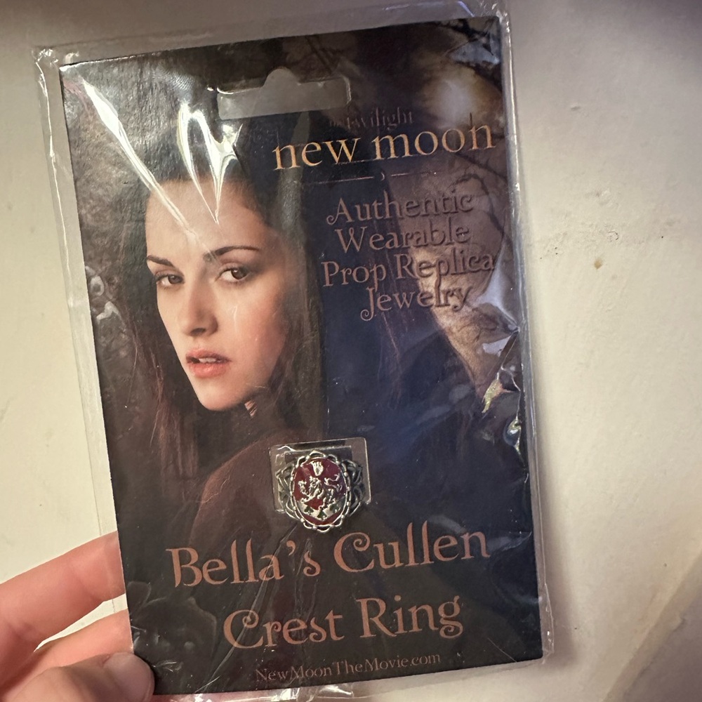 Bella Cullen Crest Ring
